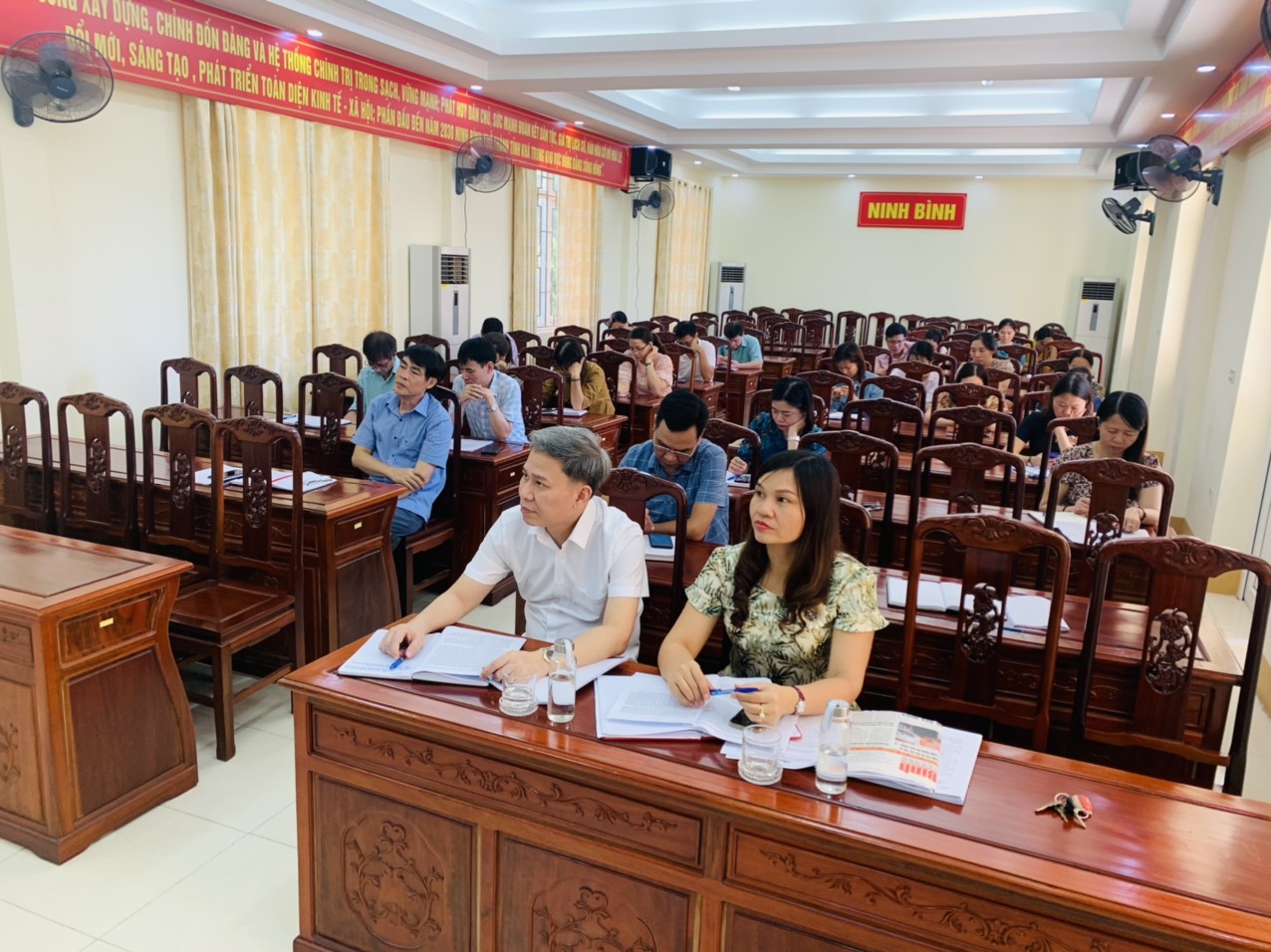 Chi bộ Cục Thống kê tỉnh Ninh Bình tổ chức Hội nghị nghiên cứu Chuyên đề toàn khóa “Học tập và làm theo tư tưởng, đạo đức, phong cách Hồ Chí Minh về ý chí tự lực, tự cường và khát vọng phát triển đất nước phồn vinh, hạnh phúc”