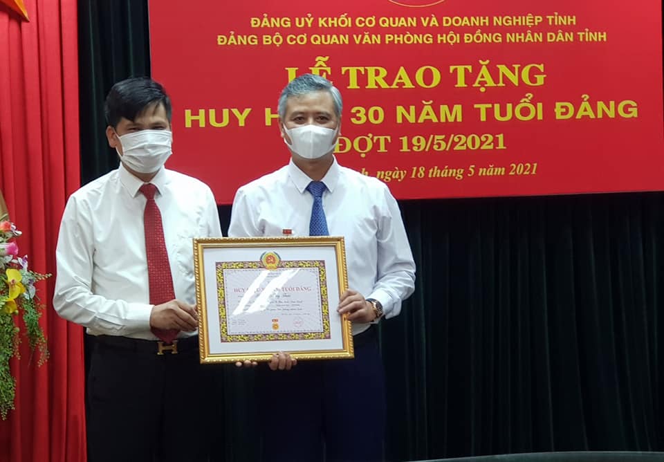Đảng bộ cơ quan Văn phòng Hội đồng Nhân dân tỉnh tổ chức trao tặng Huy hiệu 30 năm tuổi Đảng