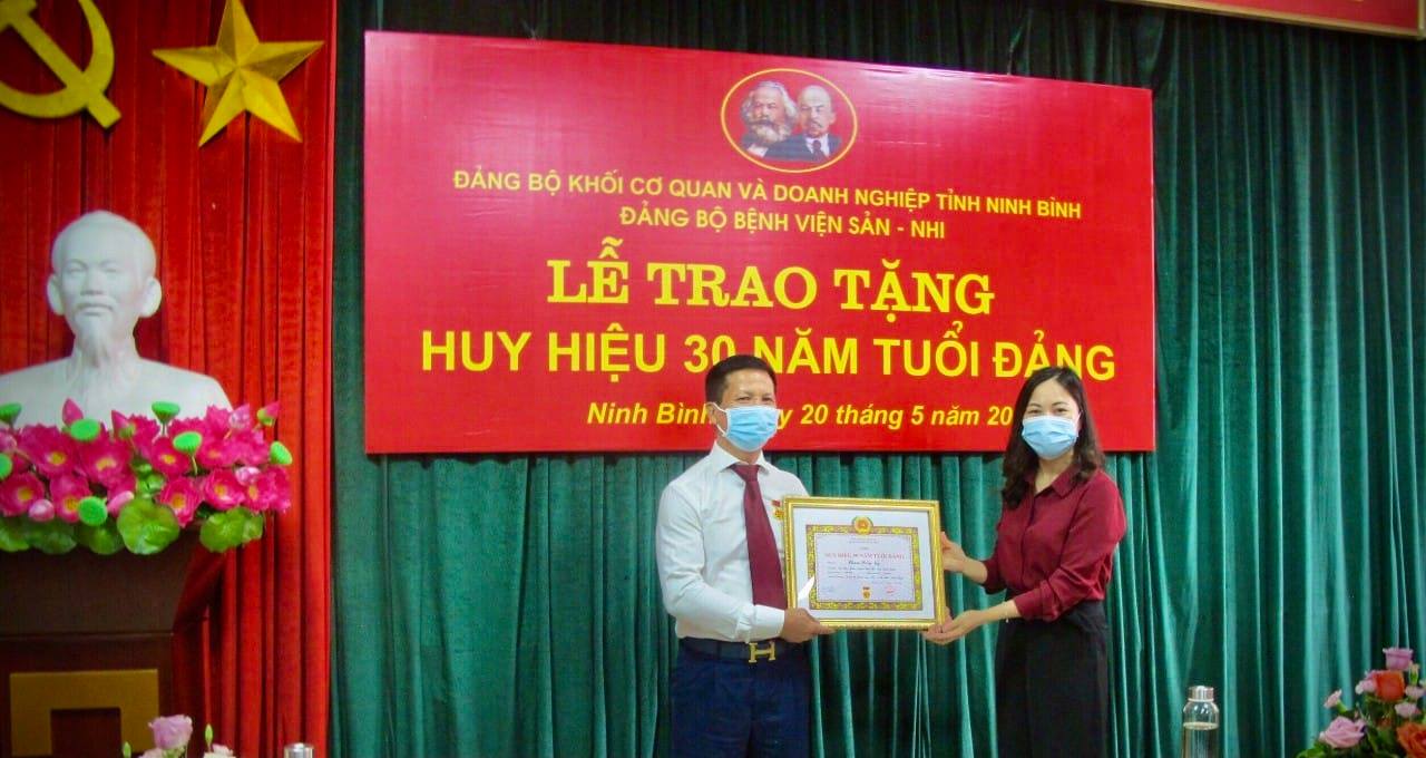 Lễ trao tặng Huy hiệu 30 năm tuổi Đảng tại Đảng bộ Bệnh viện Sản Nhi Ninh Bình