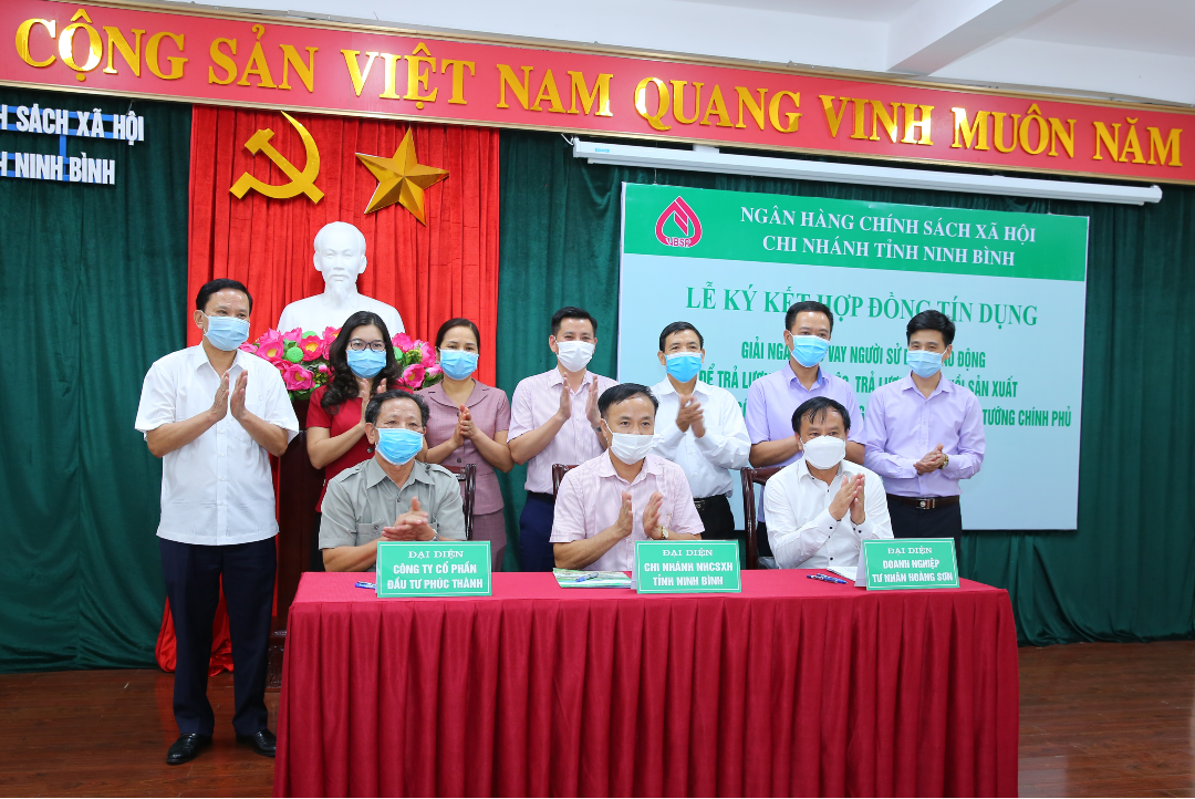 Ngân hàng Chính sách xã hội tỉnh Ninh Bình ký kết hợp đồng tín dụng cho vay trả lương ngừng việc, trả lương phục hồi sản xuất do dịch Covid-19