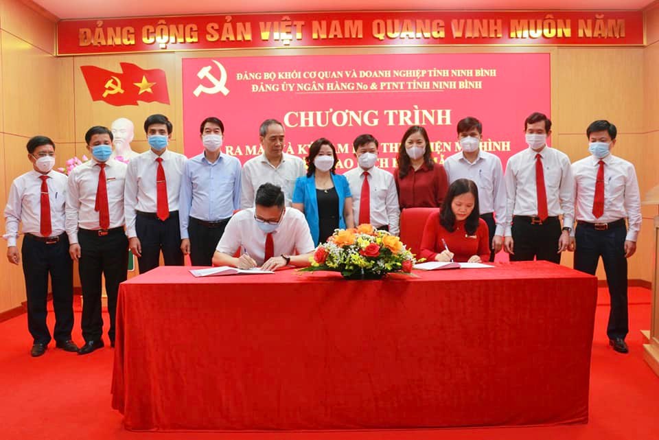 Ký cam kết thực hiện mô hình điểm tại Đảng bộ Ngân hàng No&PTNT tỉnh Ninh Bình