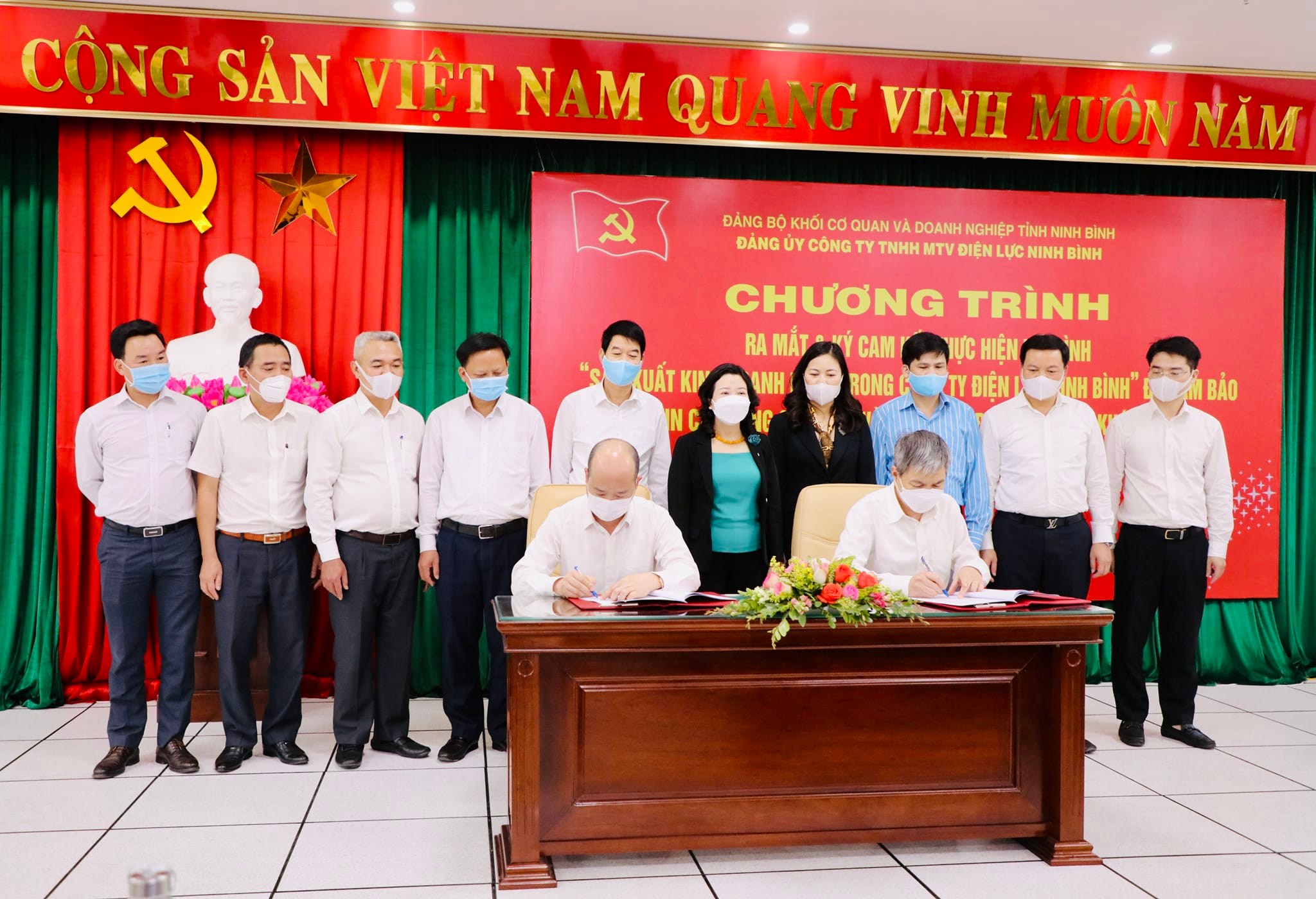 Ký cam kết thực hiện mô hình điểm tại Đảng bộ Công ty TNHH MTV Điện lực Ninh Bình