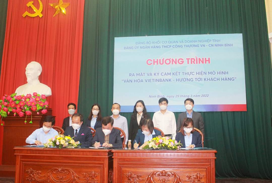 Ký cam kết thực hiện mô hình “Văn hóa Viettinbank - hướng tới khách hàng” tại Đảng ủy Ngân hàng TMCP Công thương Việt Nam chi nhánh Ninh Bình