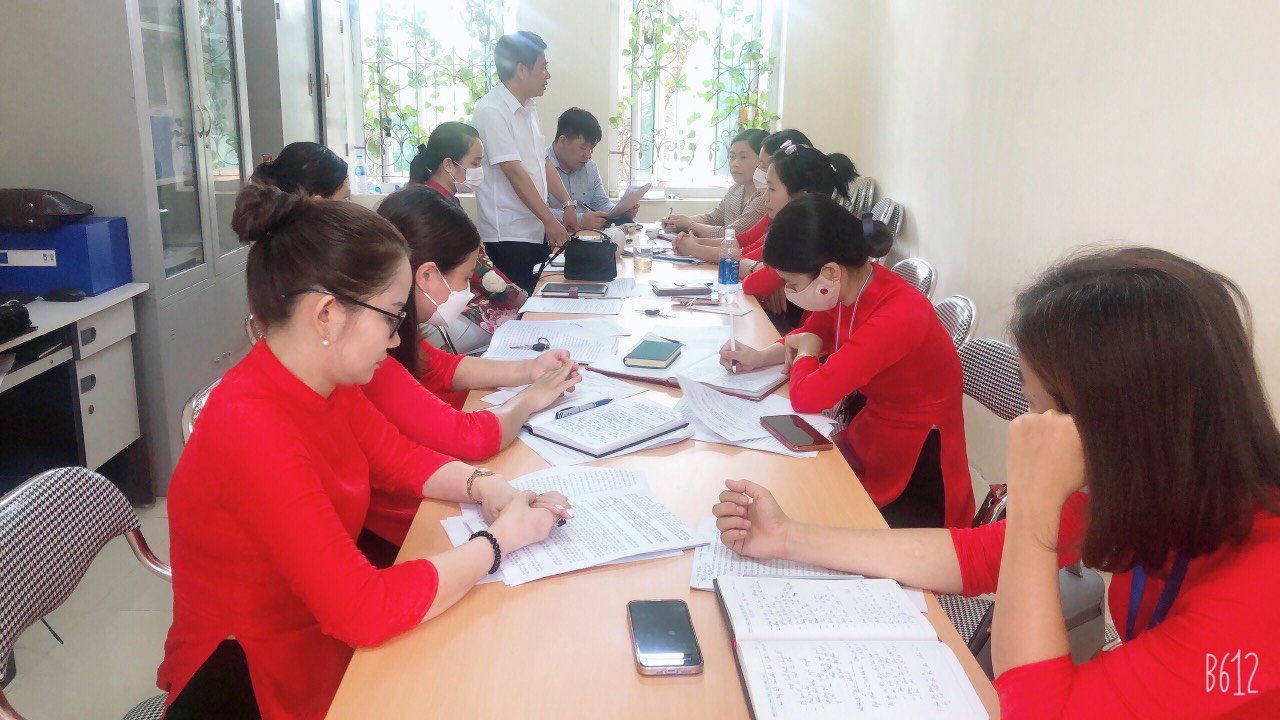 Chi bộ Lý luận chính trị trực thuộc Đảng bộ Trường Đại học Hoa Lư tỉnh tỉnh Ninh Bình tổ chức sinh hoạt chi bộ về xây dựng chỉnh đốn Đảng và hệ thống chính trị