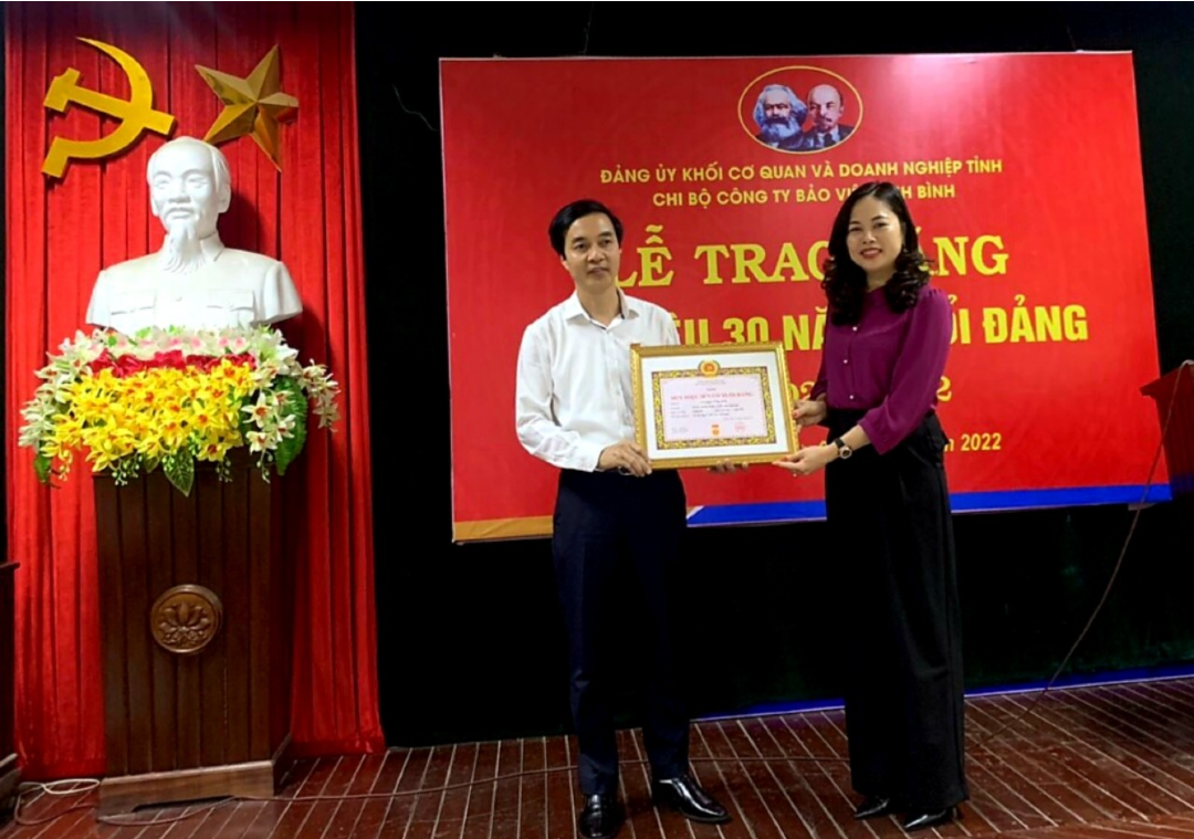 Chi bộ Công ty Bảo Việt Ninh Bình tổ chức Lễ trao tặng Huy hiệu 30 năm tuổi Đảng