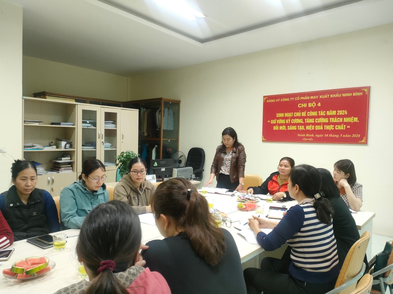 Chi bộ 4 - Đảng bộ Công ty cổ phần May xuất khẩu Ninh Bình sinh hoạt chuyên đề  về Chủ đề công tác năm 2024 của Tỉnh ủy