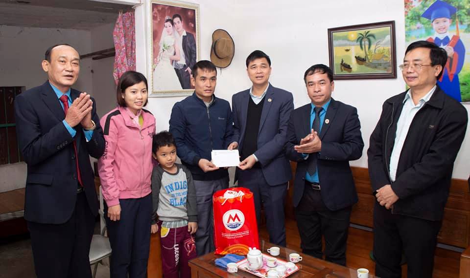 Thăm và chúc Tết các gia đình CNVCLĐ có hoàn cảnh khó khăn nhân dịp Tết Tân Sửu 2021