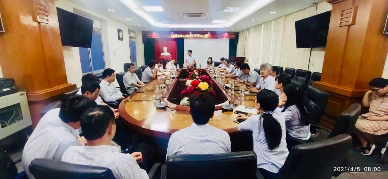 Đồng chí Bí thư Đảng uỷ Khối Cơ quan và Doanh nghiệp  dự sinh hoạt chi bộ Văn phòng thuộc Đảng bộ Viễn thông Ninh Bình.