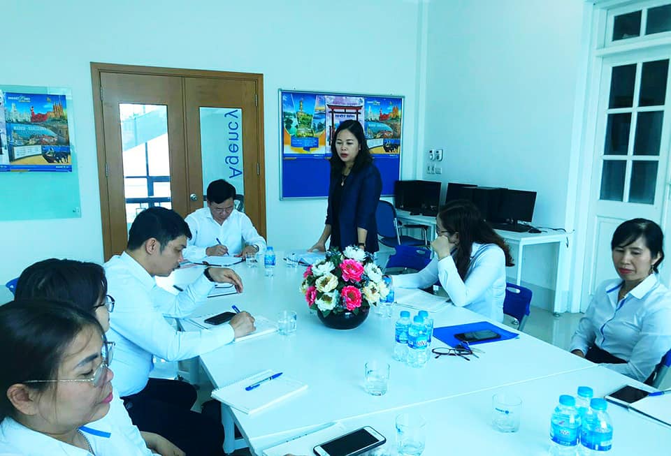 Đồng chí Bí thư Đảng uỷ Khối dự sinh hoạt chi bộ Công ty Bảo việt nhân thọ Ninh Bình