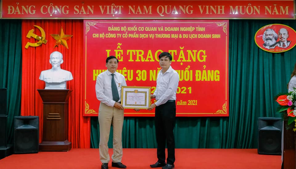 Chi bộ Công ty cổ phần Dịch vụ thương mại và Du lịch Doanh Sinh tổ chức Lễ trao tặng Huy hiệu 30 năm tuổi đảng