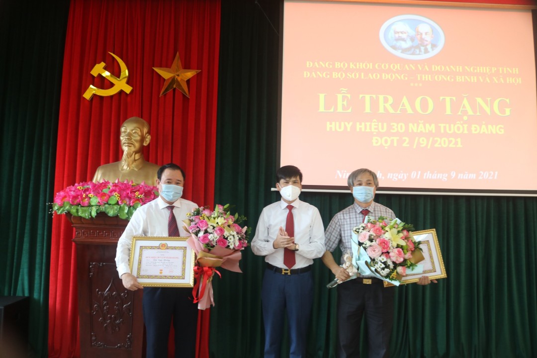 Lễ trao tặng Huy hiệu 30 năm tuổi Đảng tại Đảng bộ Sở Lao động Thương binh và Xã hội
