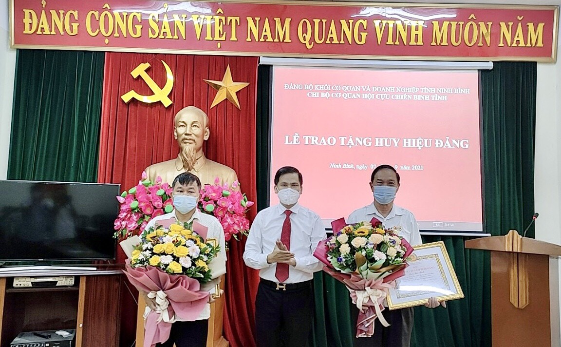 Trao tặng Huy hiệu Đảng cho đảng viên  thuộc Chi bộ Hội Cựu chiến binh tỉnh