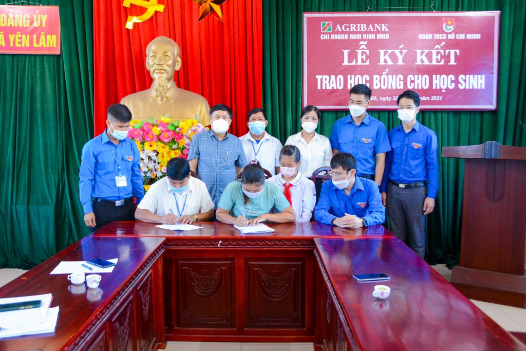 Tuổi trẻ Agribank Chi nhánh Nam Ninh Bình trao học bổng cho học sinh có hoàn cảnh khó khăn