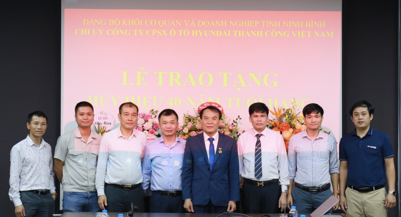 Chi bộ Công ty cổ phần Sản xuất ô tô Hyundai Thành Công Việt Nam tổ chức Lễ trao tặng Huy hiệu 40 năm tuổi Đảng