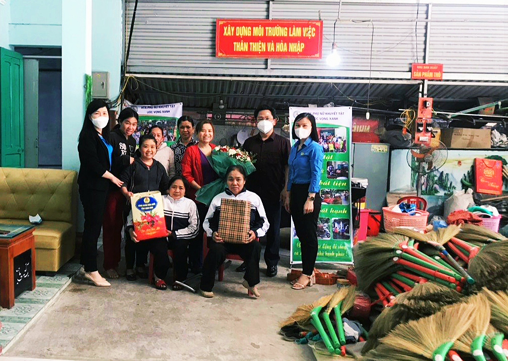 Công đoàn Viên chức tỉnh Ninh Bình “kết nối chia sẻ yêu thương” cùng tiêu thụ sản phẩm của Hợp tác xã phụ nữ khuyết tật Ước vọng Xanh