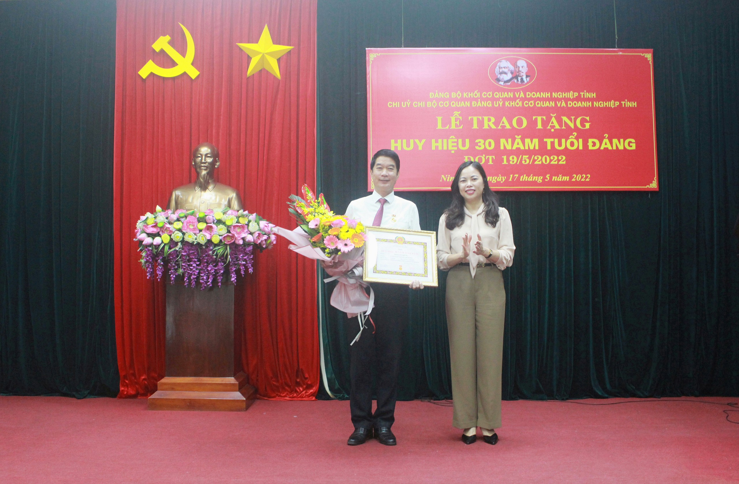 Chi bộ cơ quan Đảng ủy Khối Cơ quan và Doanh nghiệp tỉnh tổ chức trao tặng Huy hiệu 30 năm tuổi Đảng
