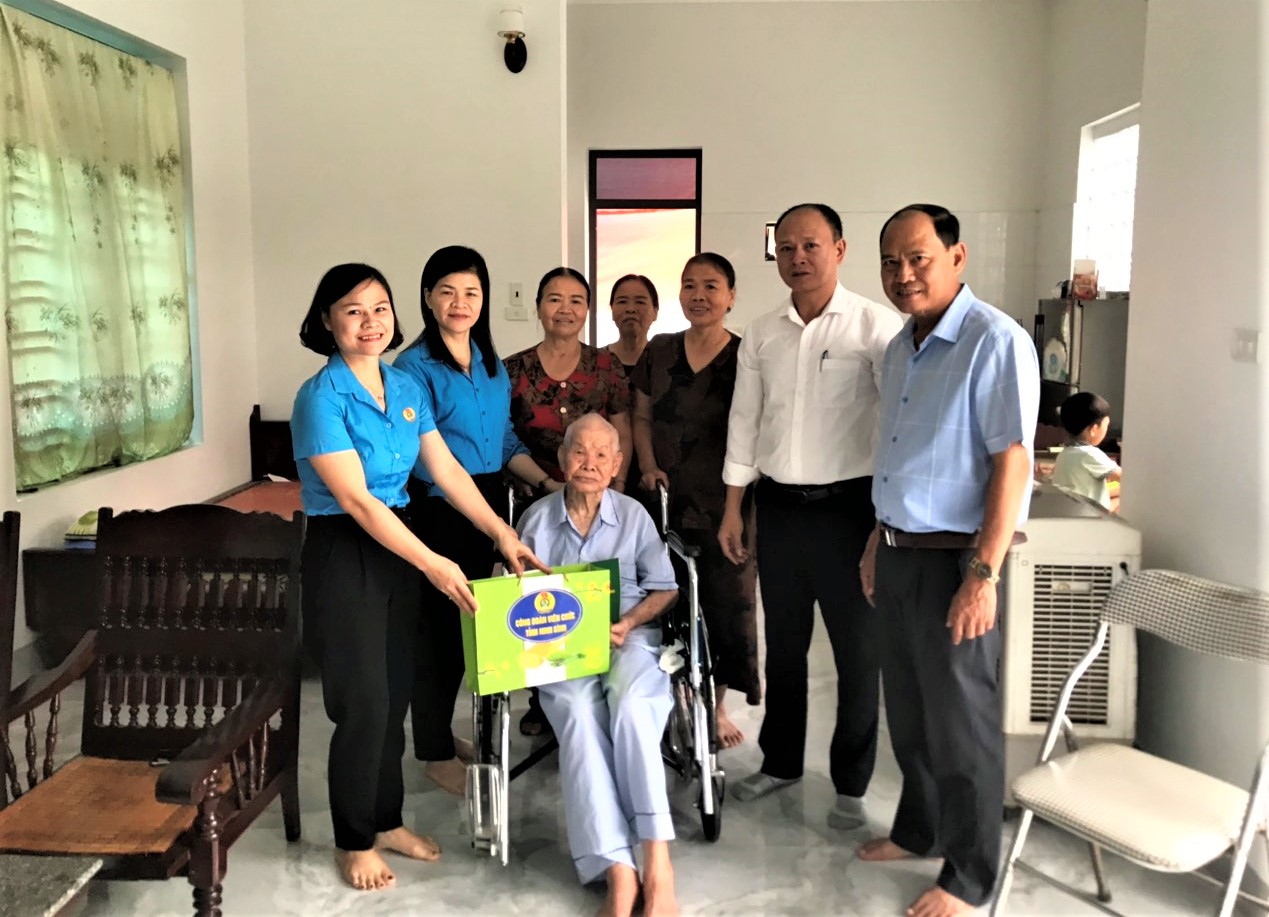 Công đoàn Viên chức tỉnh Ninh Bình thăm, tặng quà các cụ cao tuổi