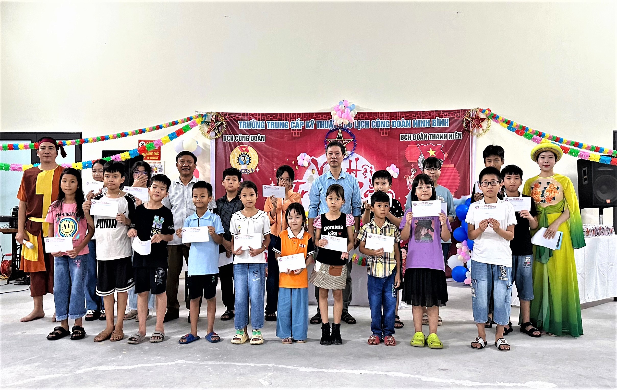 Công đoàn cơ sở thuộc Công đoàn Viên chức tỉnh Ninh Bình tổ chức nhiều hoạt động vui Tết Trung thu cho các cháu thiếu niên, nhi đồng