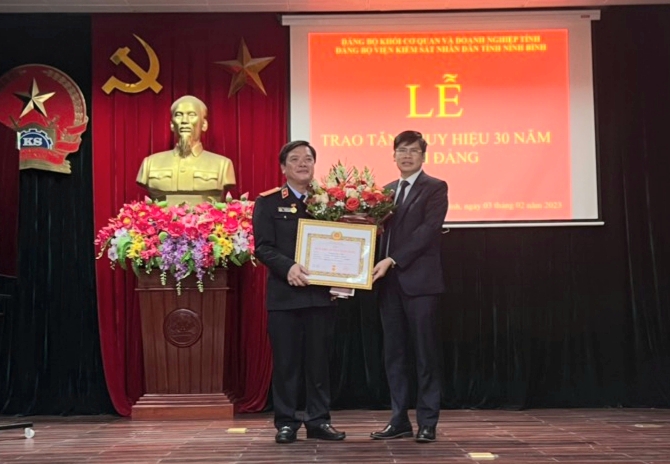 Lễ trao tặng Huy hiệu 30 năm tuổi Đảng tại Đảng bộ Viện Kiểm sát Nhân dân tỉnh