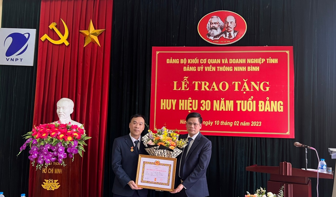 Đảng ủy Viễn thông Ninh Bình tổ chức Lễ trao tặng Huy hiệu 30 năm tuổi Đảng cho đảng viên