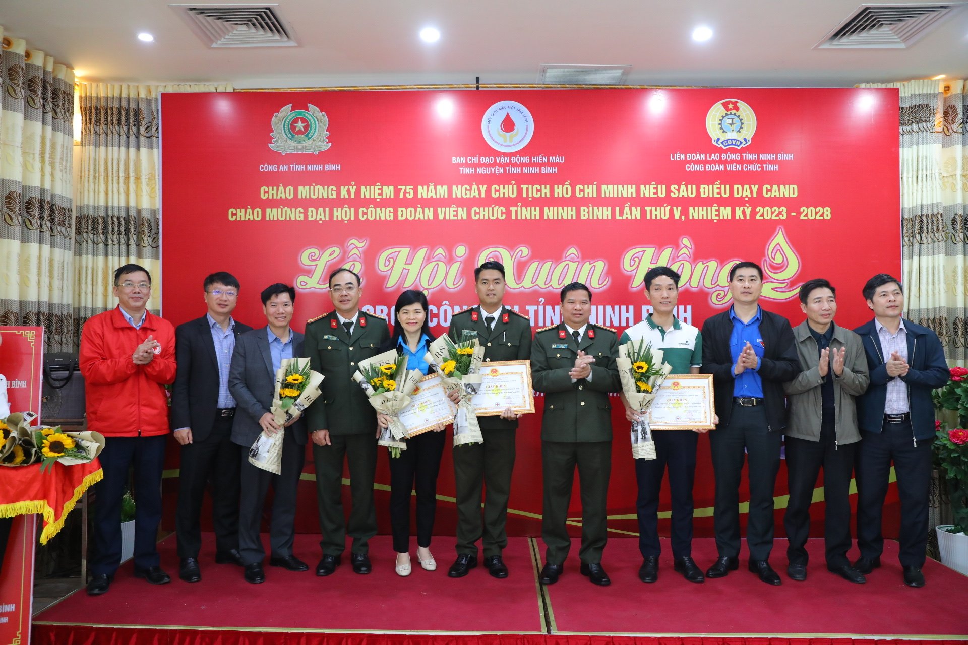 Đoàn viên Công đoàn Viên chức tỉnh Ninh Bình tích cực tham  gia hưởng ứng chương trình Lễ hội Xuân hồng.