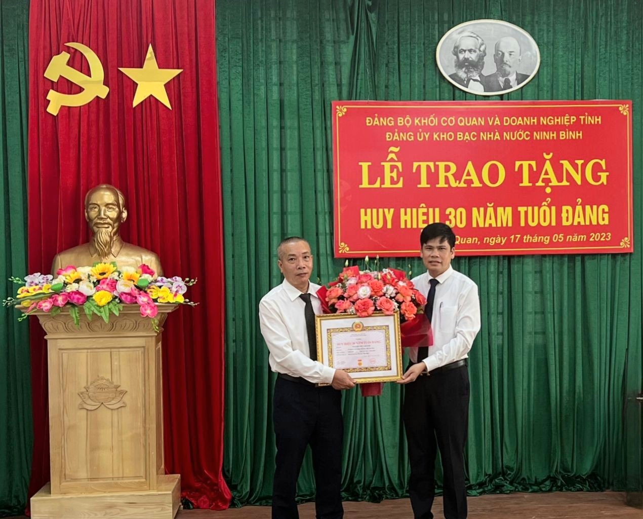 Đảng ủy Kho bạc Nhà nước Ninh Bình tổ chức Lễ trao tặng Huy hiệu 30 năm tuổi Đảng cho đảng viên