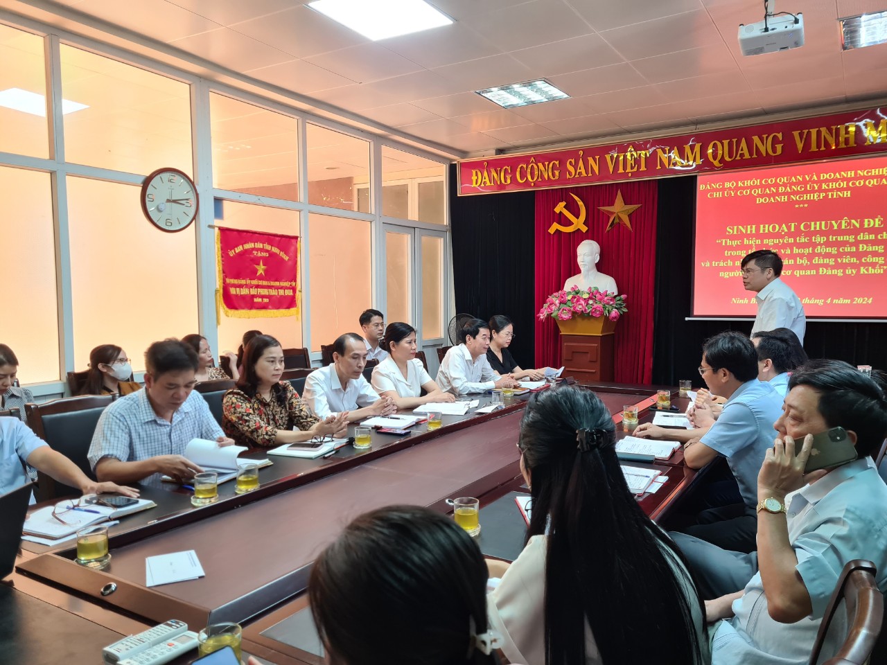 Chi bộ cơ quan Đảng ủy Khối Cơ quan và Doanh nghiệp tỉnh tổ chức sinh hoạt chuyên đề về Chủ đề công tác năm 2024 của Ban Chấp hành Đảng bộ tỉnh